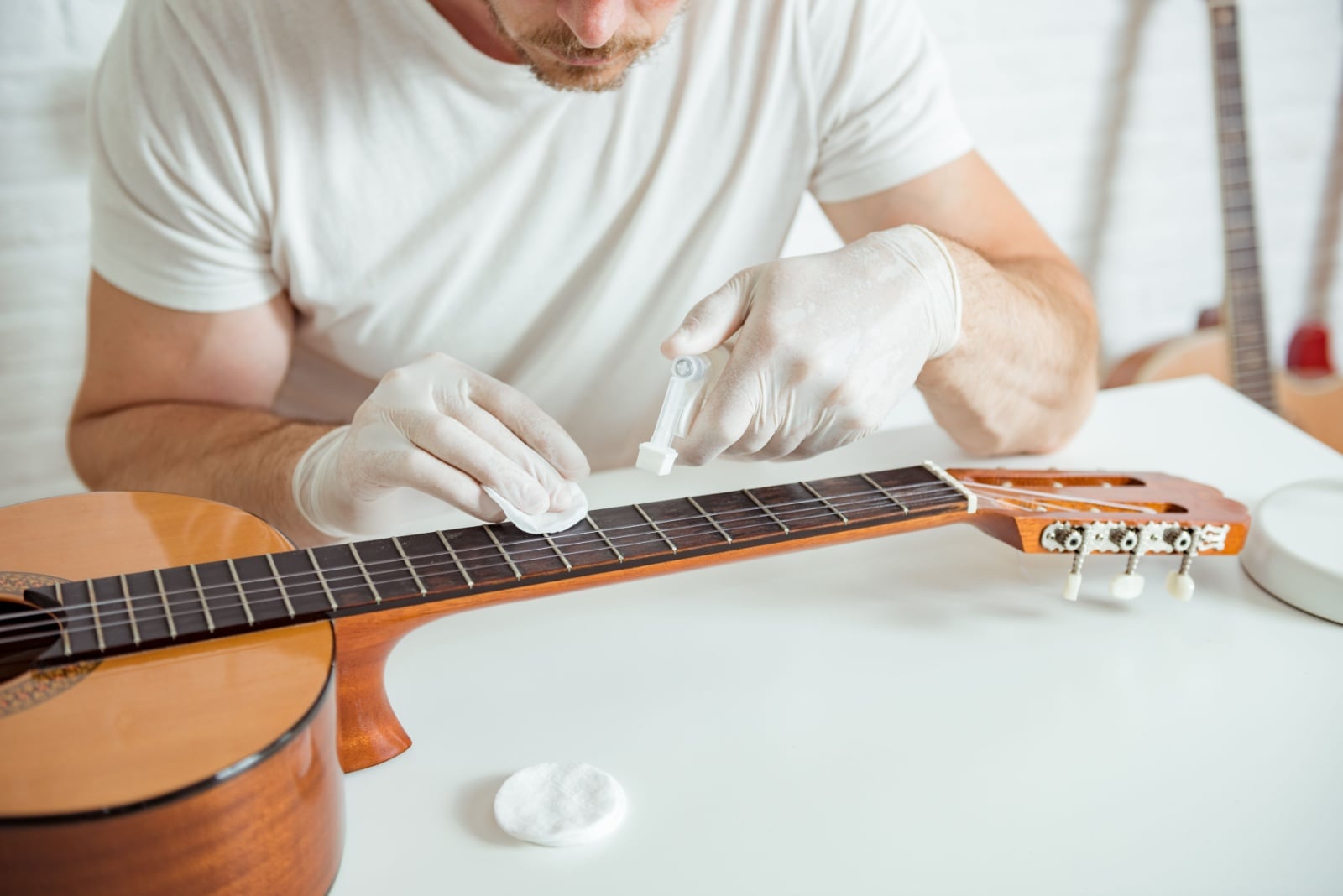 guitar-tips-cleaning-strings
