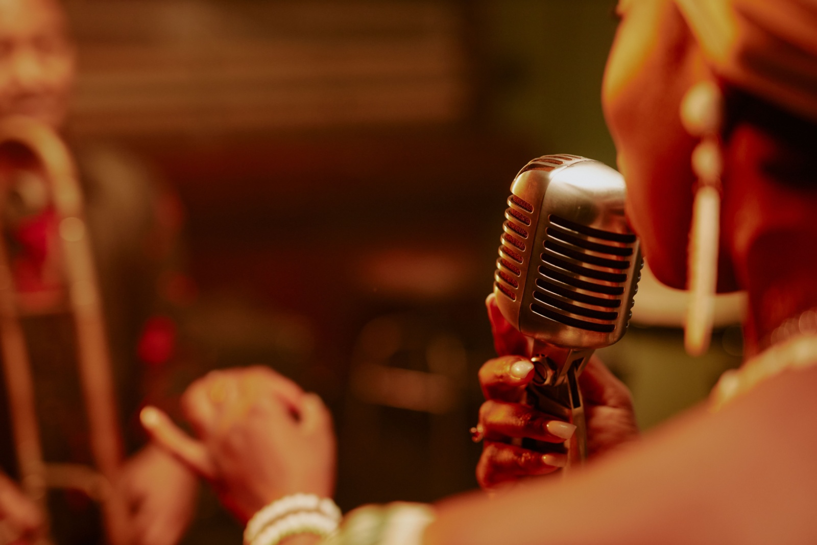 film-terms-Over-the-Shoulder Shot